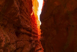 峡谷缝隙间的神秘光影