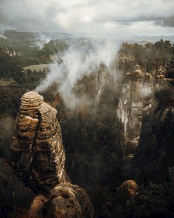 云雾缭绕的壮丽山间奇景