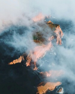 云雾缭绕中的壮丽山峦