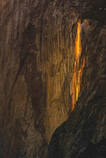 峡谷间的金色瀑布奇观