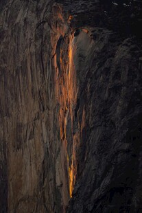 岩壁上的橙色光影奇观