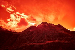 壮丽火红山峦景观