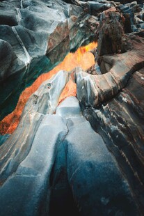 炽热岩浆流淌于岩石间