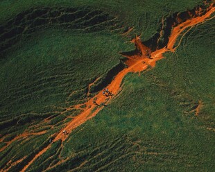 绿色大地中的橙红裂痕