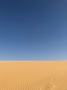 广袤沙漠与湛蓝天空