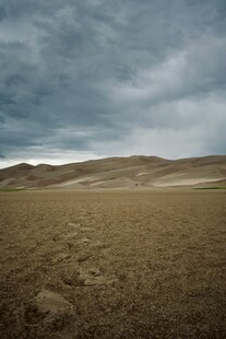 阴沉天空下的广袤荒原