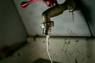 水龙头滴水场景