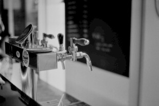 酒吧啤酒龙头特写