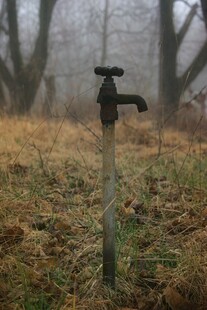 野外孤立的老旧水龙头