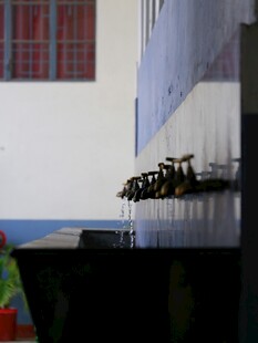 墙边的一排水龙头