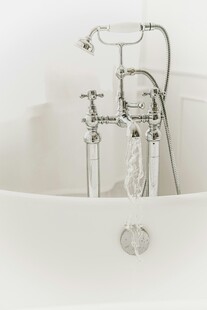 现代简约风格浴缸水龙头