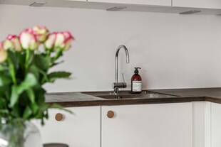 厨房一角的鲜花装饰