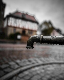 雨中滴水的户外水龙头