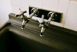 复古双水龙头洗手池