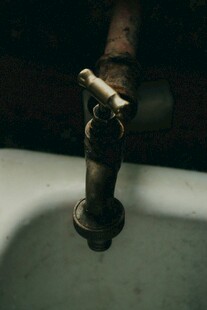 老旧水龙头特写