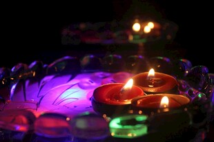 多彩烛光营造浪漫氛围