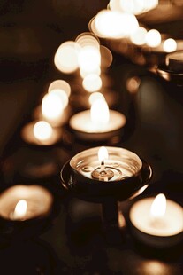 烛光摇曳营造温馨氛围