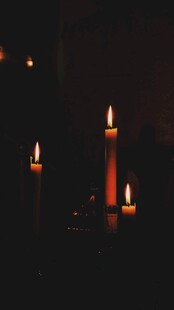 黑暗中摇曳的烛光