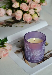 紫色香薰蜡烛与浪漫花束