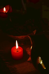 红色烛光营造温馨氛围