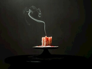 蜡烛烟雾勾勒出神秘人脸