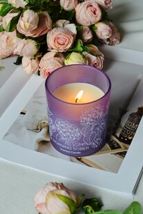 紫色蜡烛与浪漫玫瑰花