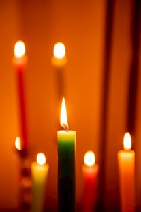 多彩蜡烛点亮温馨氛围