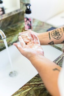 纹身者洗手瞬间