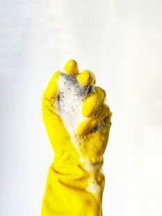 戴黄手套手持清洁喷雾瓶