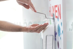 手艺人专注绘制墙面图案