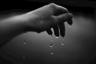 水滴从指尖滑落