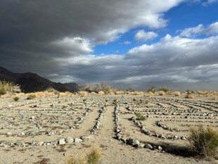荒漠中的古老遗迹景观