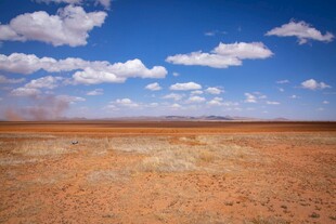 广袤红土地上的蓝天白云