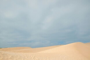 广袤沙漠与蓝天美景