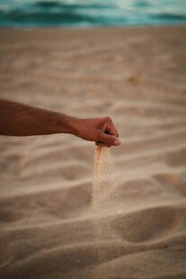 手撒细沙于沙滩美景
