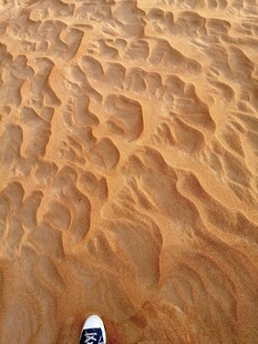 沙漠纹理下的行者脚步