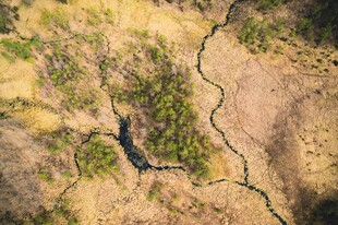 空中俯瞰大地裂痕景观
