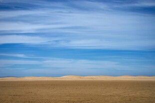 广袤沙漠与蔚蓝天空