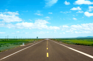 宽阔公路伸向远方