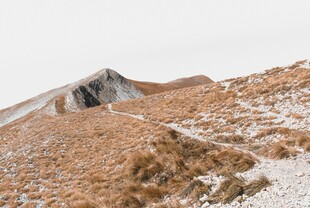 山间雪覆小屋荒野景致