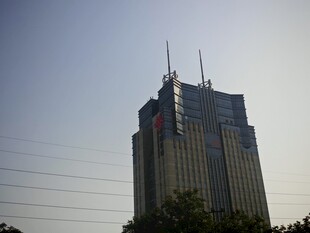 高耸入云的现代化摩天大楼