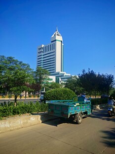城市街景中的车辆与高楼