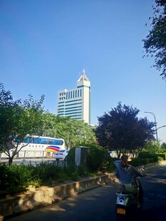 城市道路旁的建筑景观