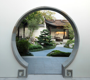 中式圆窗景中的雅致庭院