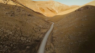 山间蜿蜒公路美景
