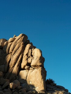 阳光下的奇特岩石景观