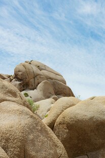 蓝天之下的嶙峋岩石