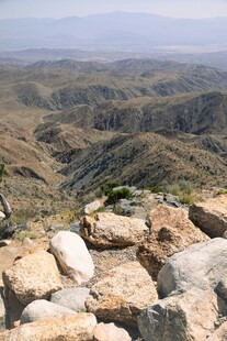 俯瞰壮丽山峦岩石景观