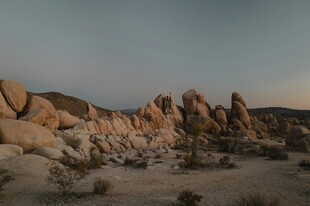 沙漠中的奇特岩石景观