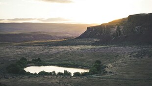 黄昏下的山间湖泊美景